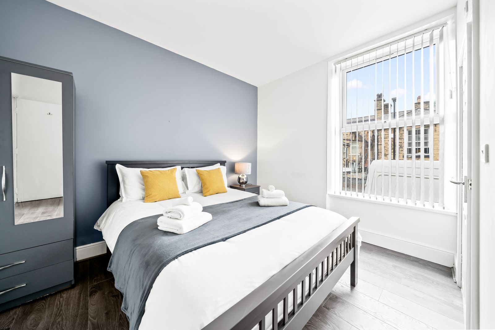 Central Halifax | Walk to Piece Hall | King bed