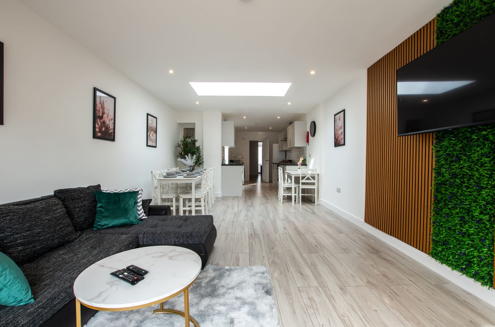 Open Mind Property- Stylish 5BR | HotTub & Parking