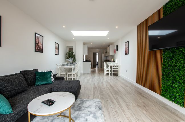 Open Mind Property- Stylish 5BR | HotTub & Parking