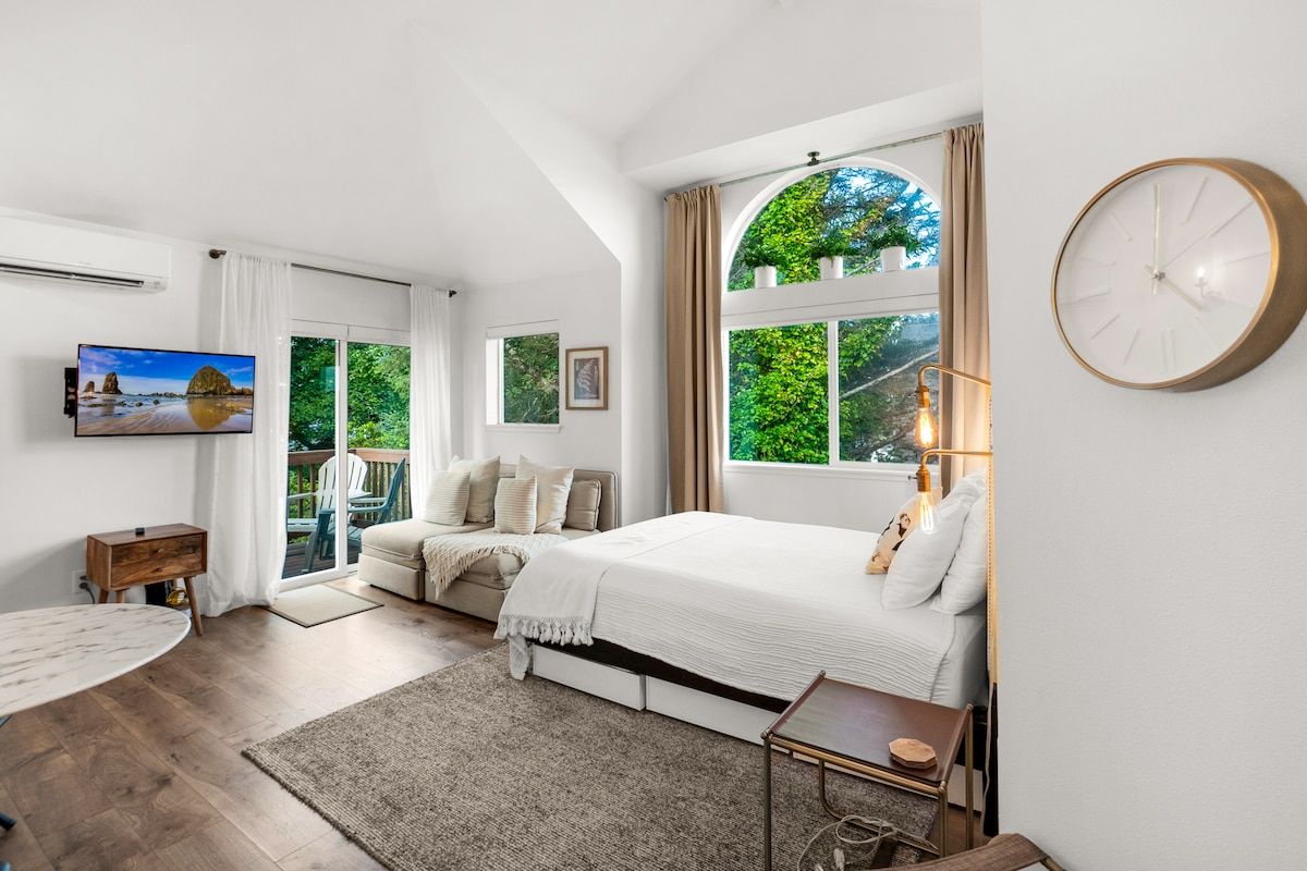 Puffin Place-Sunny studio 500 ft to beach w/AC!