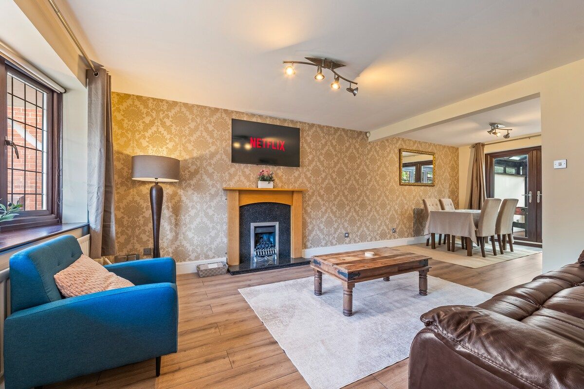 Book Now|Weekend Retreat|Near Centre+Golf|Parking