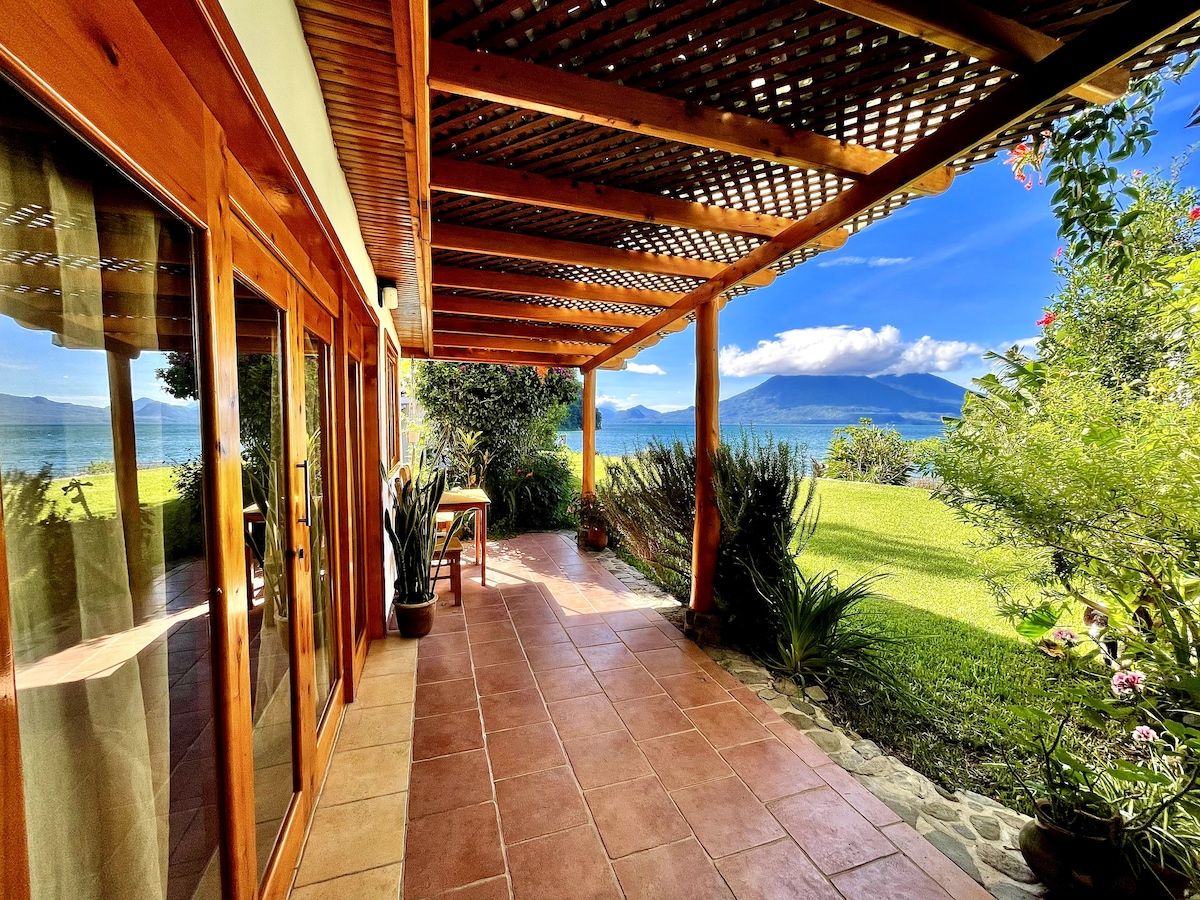 Chic Lakefront Retreat: Casa Diamanté Atitlán