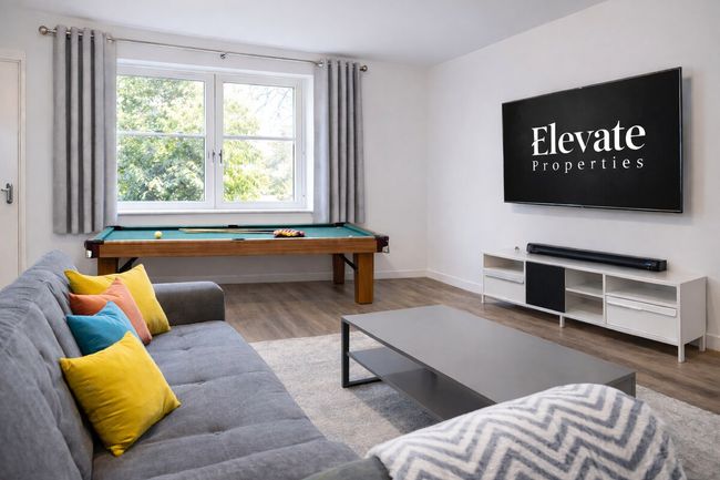 Modern Home, Ideal for Contractors, FREE Parking.