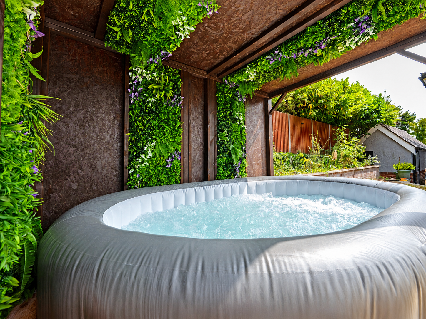 Large 4-Bed House with Hot Tub and Free Parking