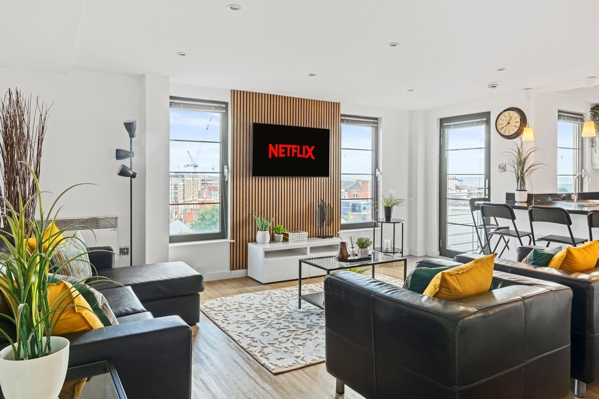 4 Bedroom Penthouse and Free Parking. Great Views!