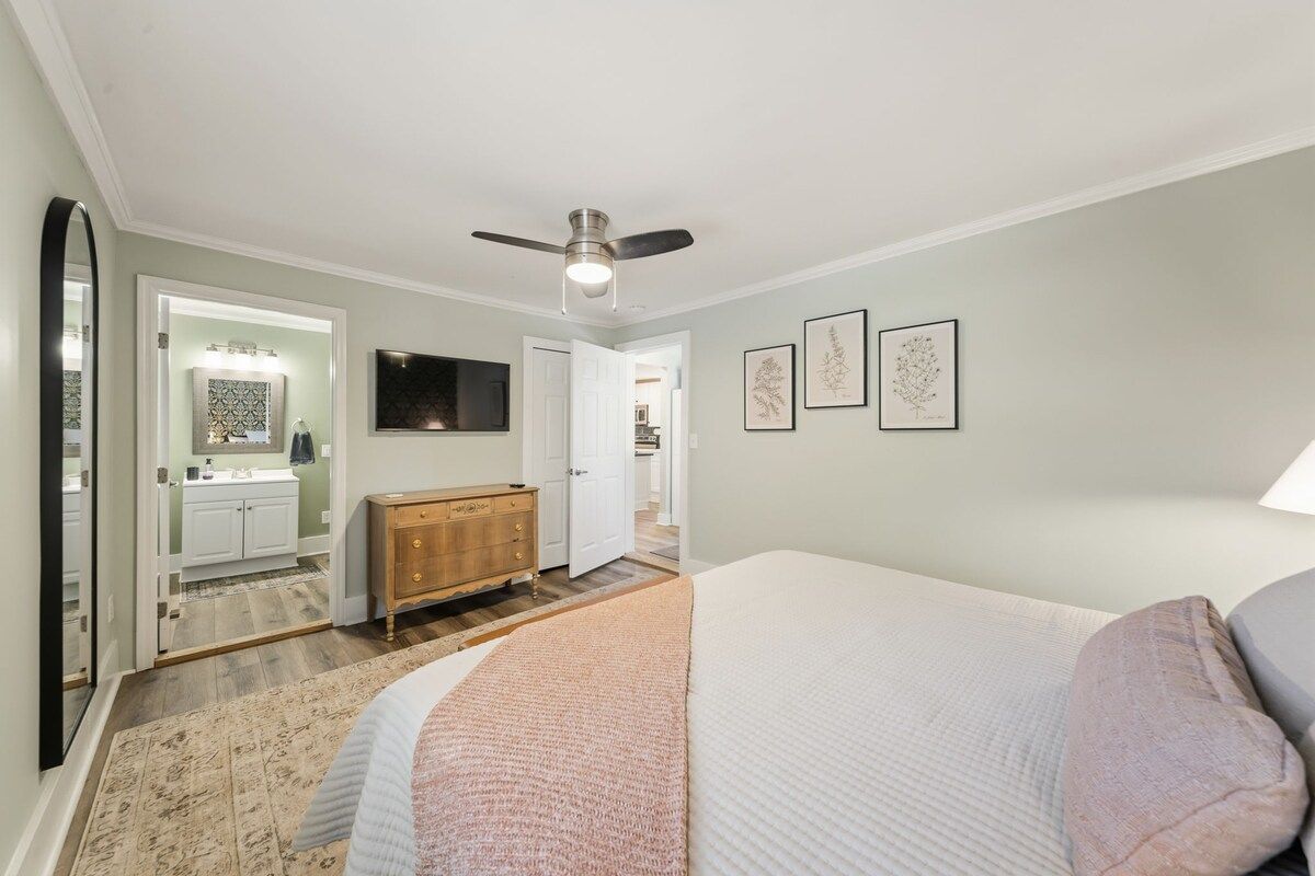 Beehive Bungalow | Firepit | Downtown Wilmington