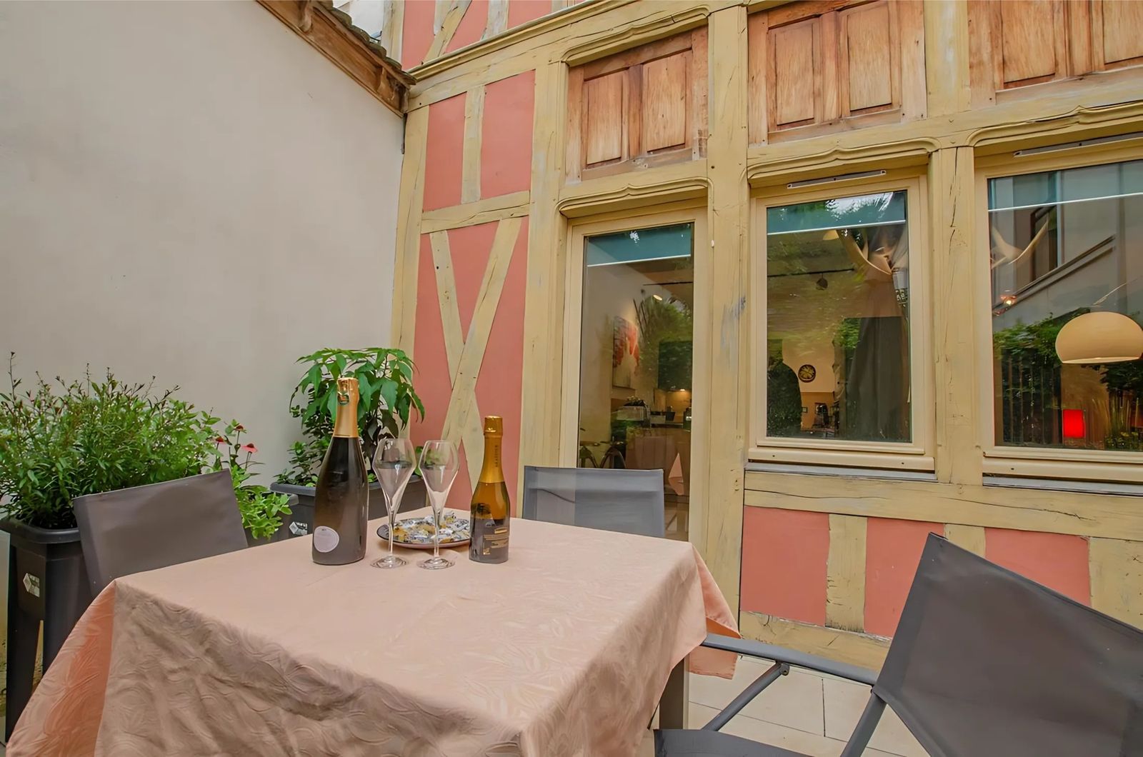 Charming apartment with a terrace, hypercentre