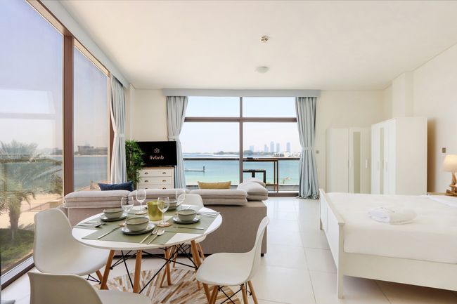 Beachfront Studio with Dining & Leisure Steps Away