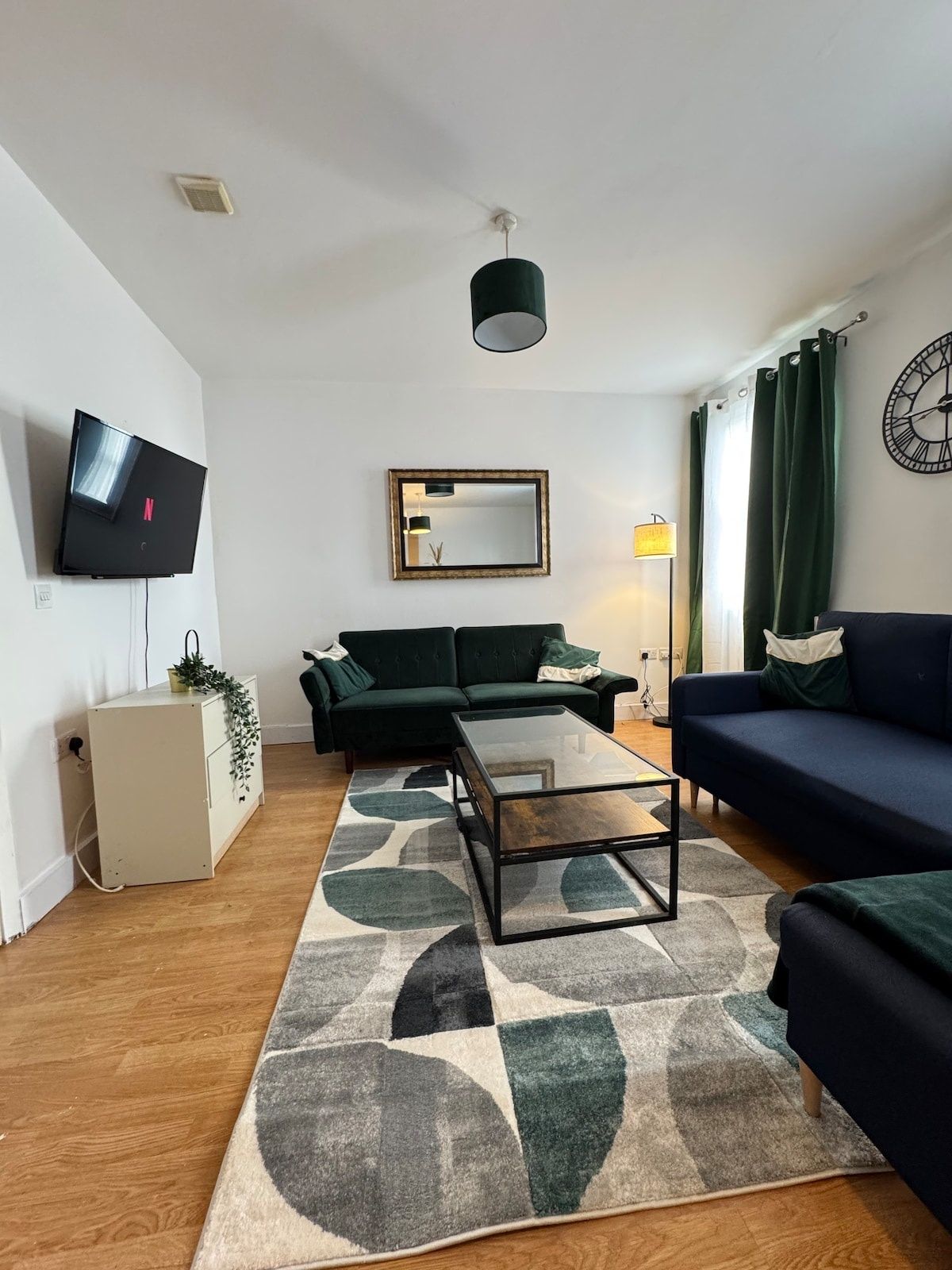 Sleek City-Center Apartment
