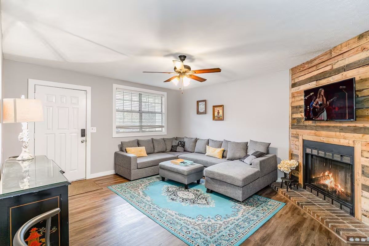 Stylish Twin Condos Near Downtown/Airport