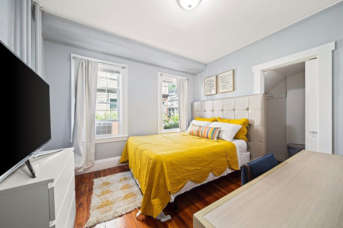 Charming Getaway with Smart TV and Full Kitchen