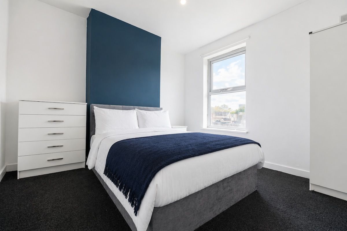 Large House, Perfect for Contractors, Sleeps 8
