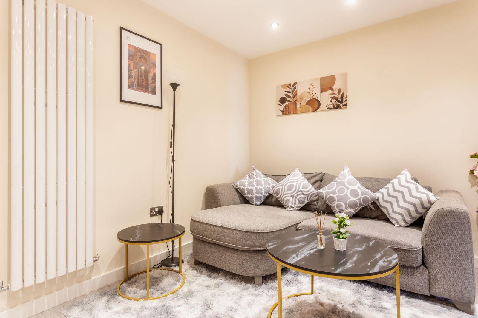 3BR Flat in Bromley |Near Local Stores & Resto | ST