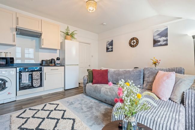 Stylish 1-Bed Near Hampton Court Place - Sleeps 4