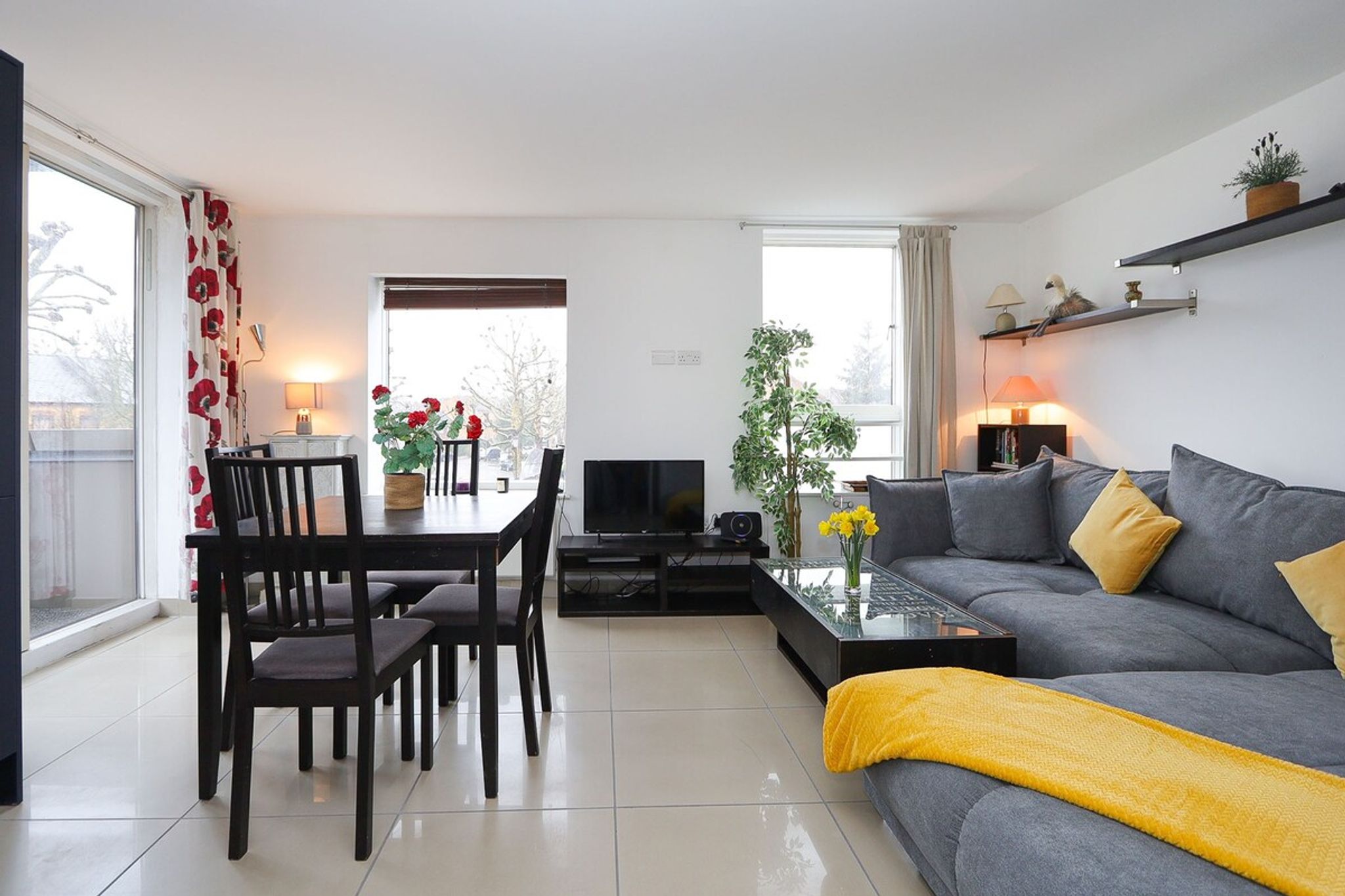 Bright renovated 2-bed 2-bath flat in Notting Hill
