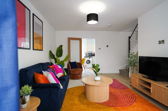 3-Bed House | Sleeps 5 | Bedford