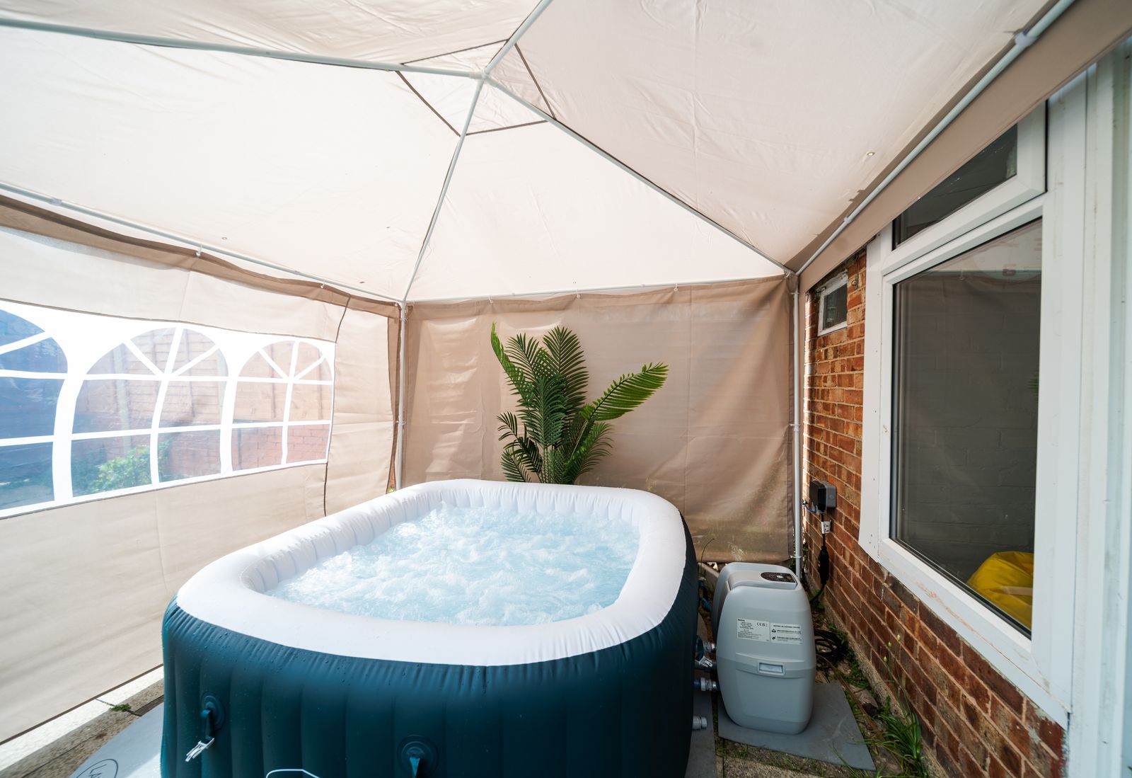 Relaxing Hot Tub Retreat for 8 with Free Parking