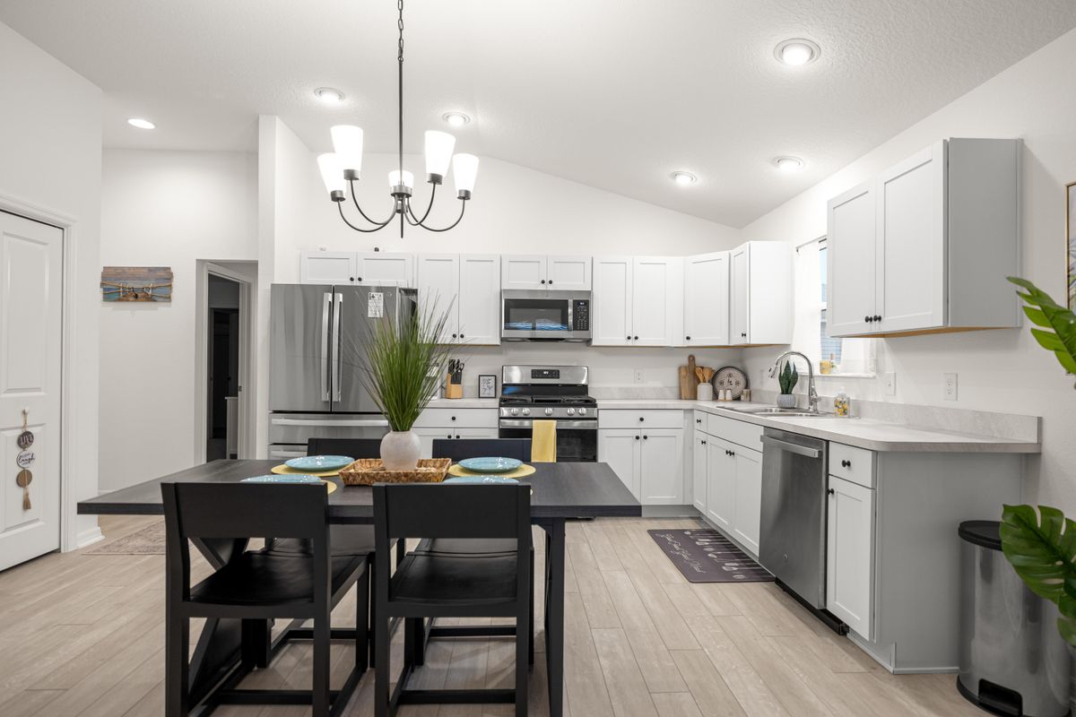 2BR · 2 Bath · Golf Cart · Mins to Eastport Sq — photo 7