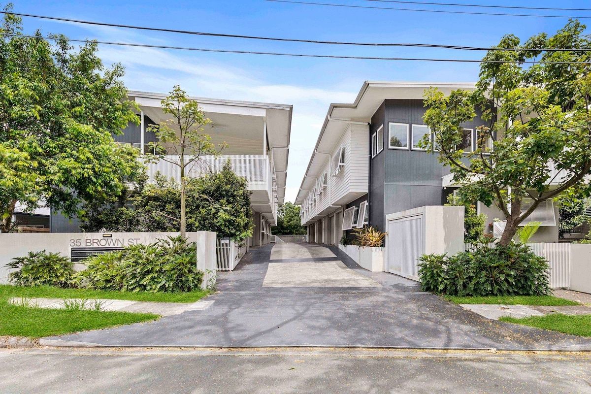 Stylish 3BR Townhouse CampHill - WiFi, Parking