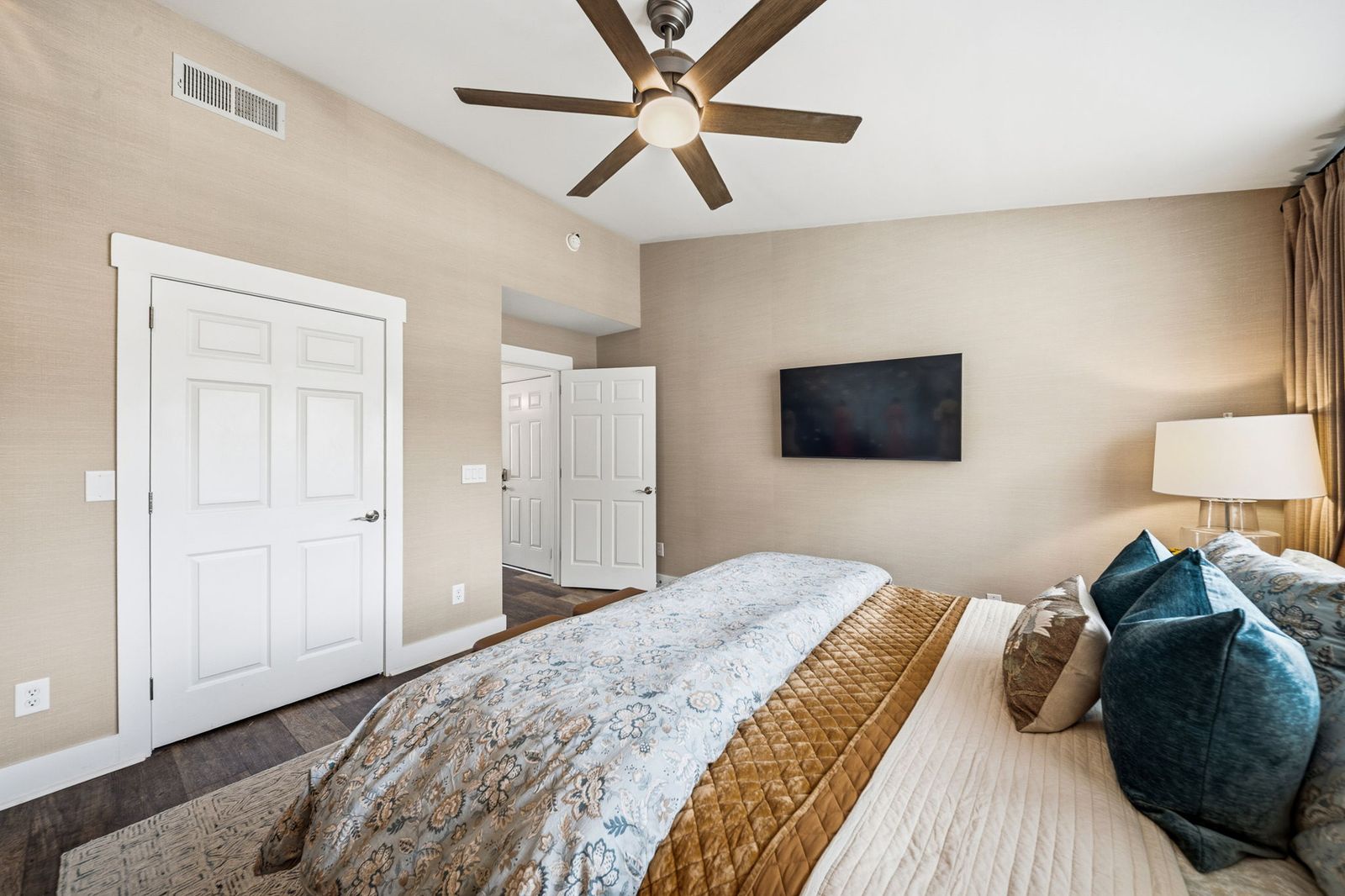 The Lantern Loft - Luxury Riverfront Downtown