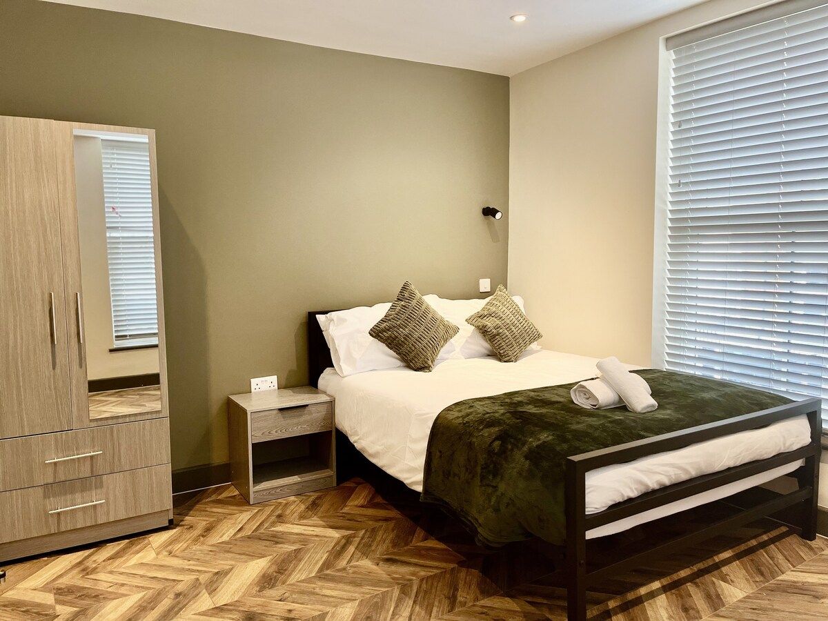 H04 Ensuite w/ Fridge, Contractor Stay, WIFI