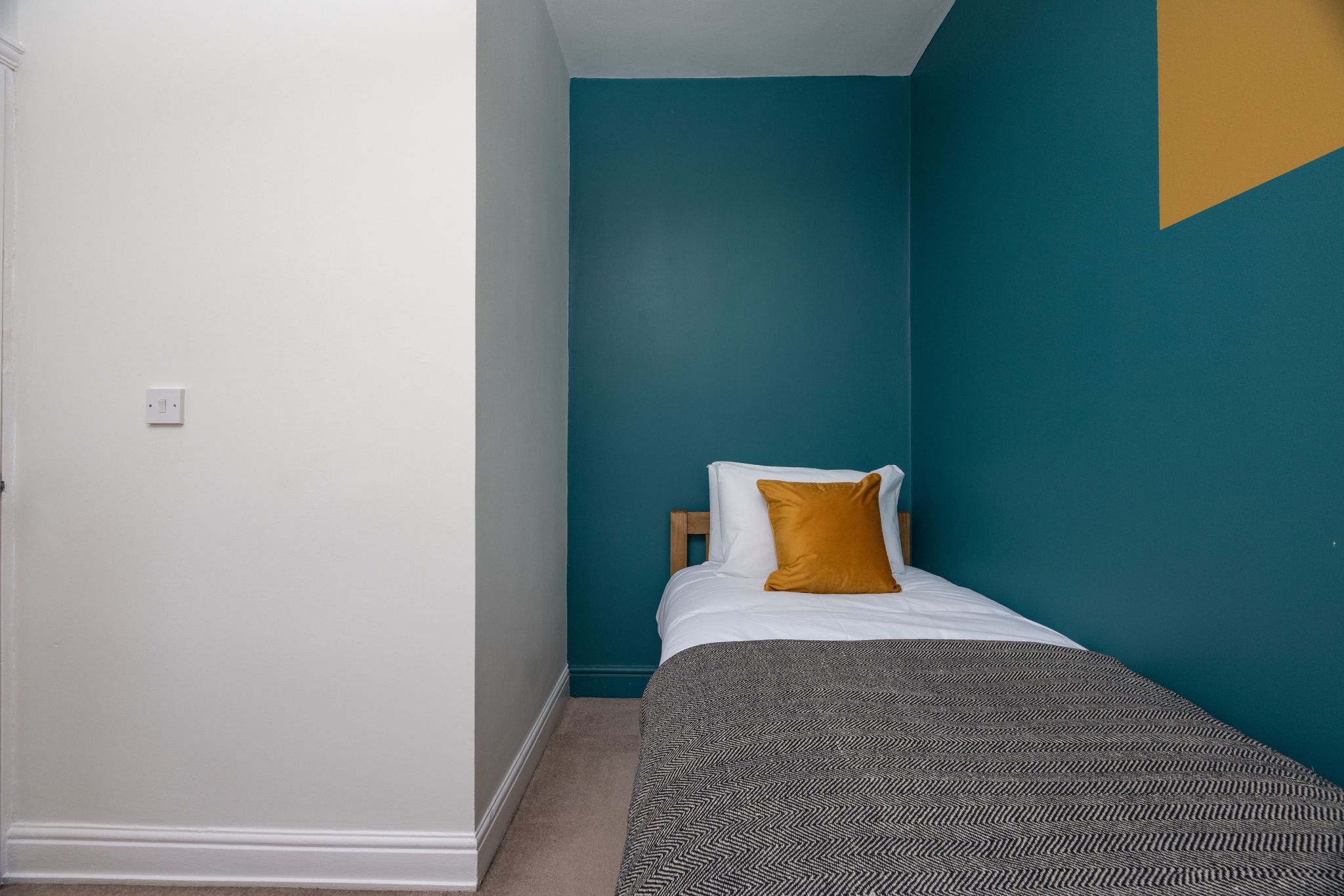 10825