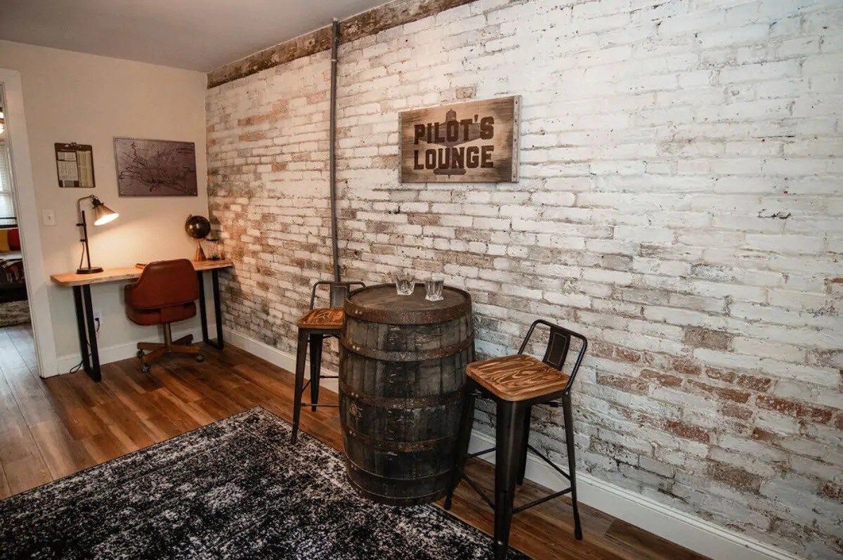 The Pilot's Lounge - Downtown