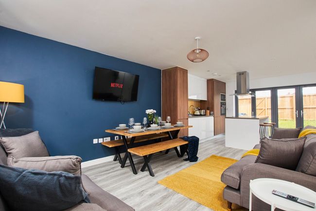 BOOK NOW - Sleeps 9 - Manchester - Unlimited Free Parking