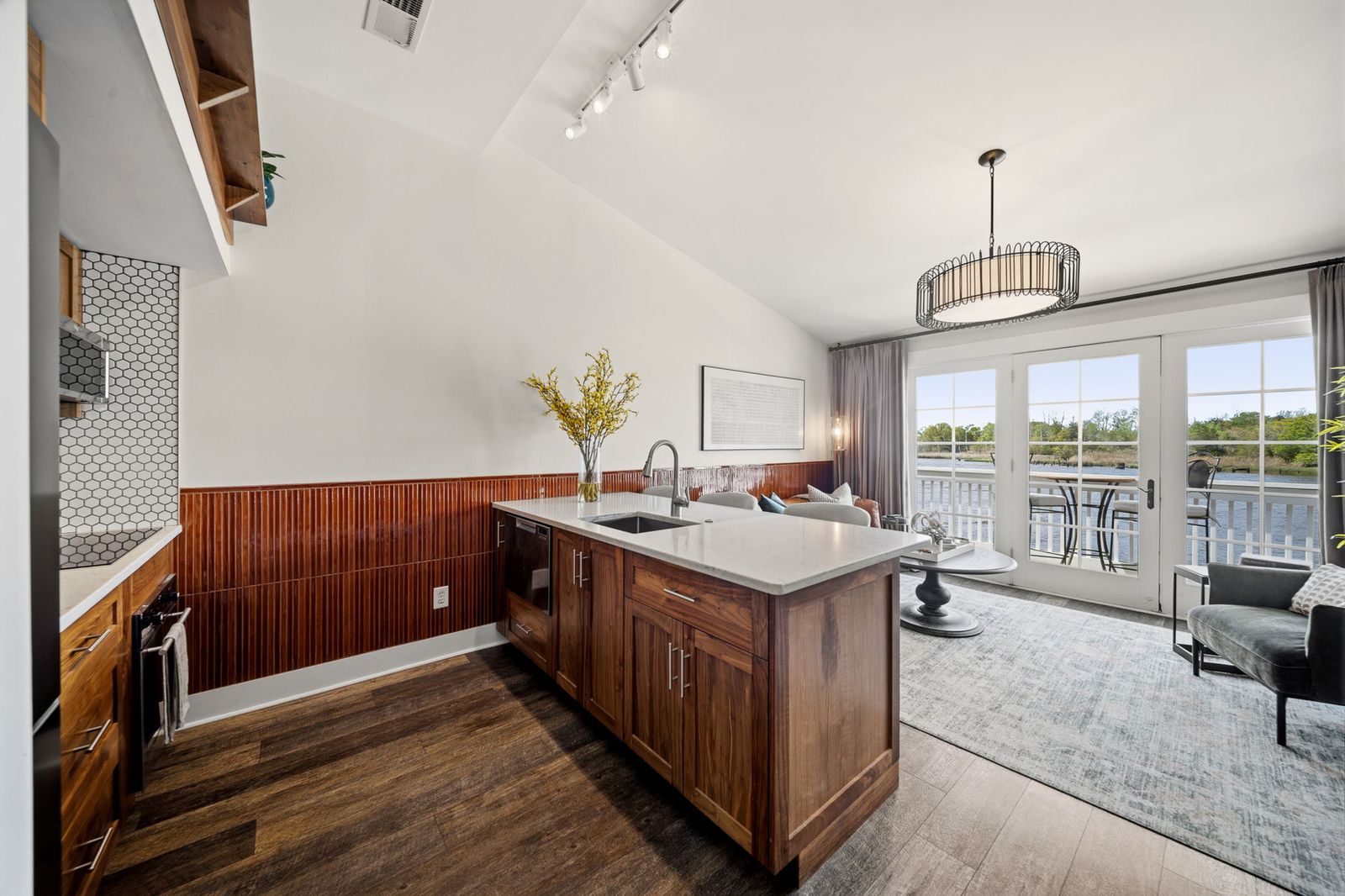 The Lantern Loft - Luxury Riverfront Downtown