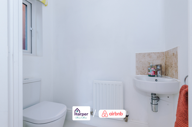 Large 4BR Chester Stay • Sleeps 10 • Free Parking