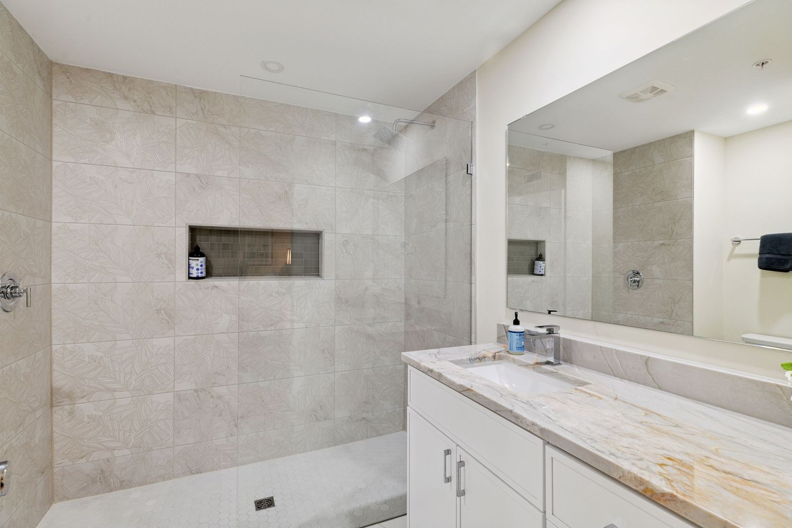 Pierlight - Oceanfront Condo