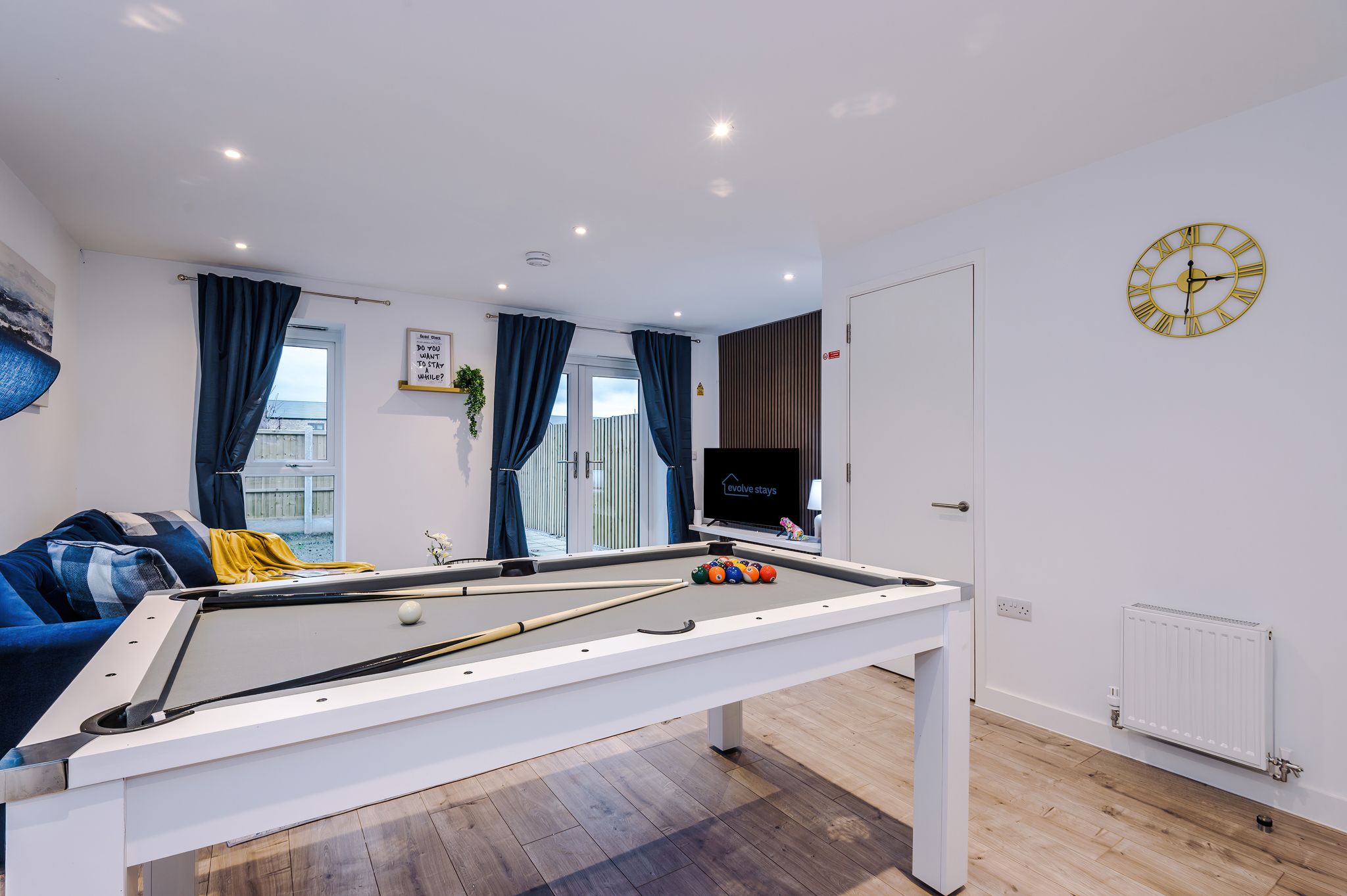 3 x King Size Bed, Pool Table, Free Park x2