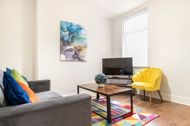 3-Bedroom Home in Liverpool L15 with FREE Parking