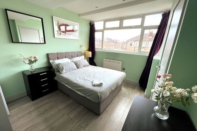 Letzi private en-suite, Near Heathrow Airport T3