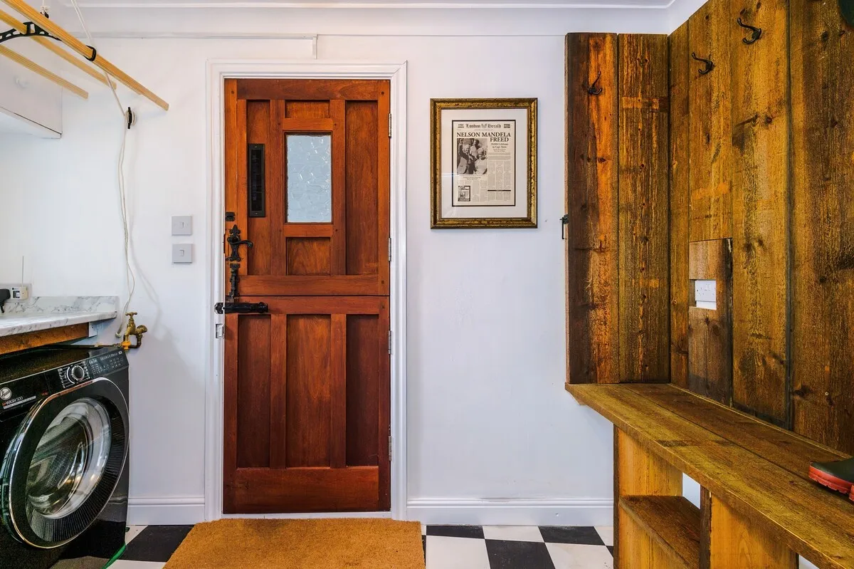 Stable door, coat hooks and washing machine in the hall
