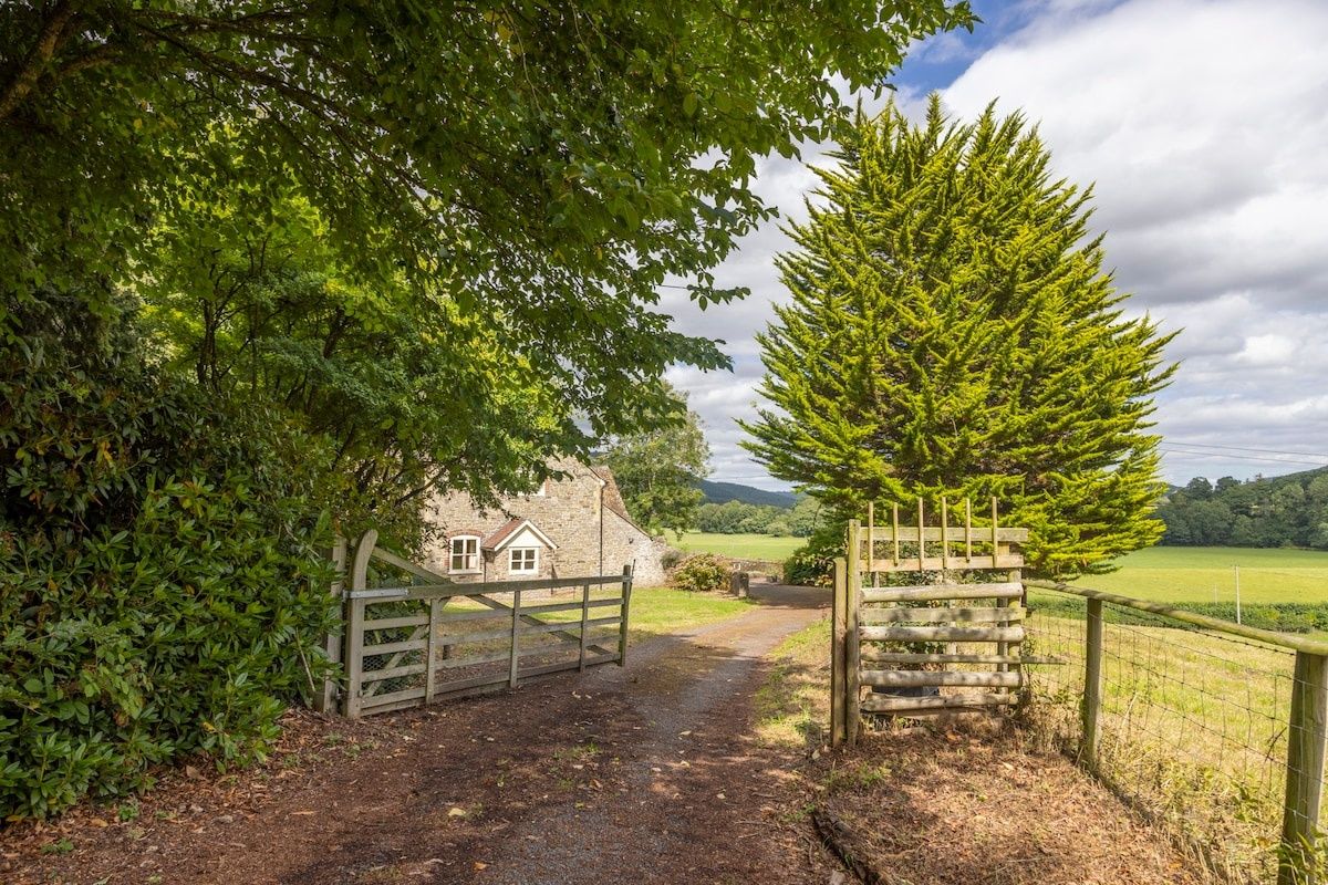 Beautiful 4 bedroom cottage with stunning views