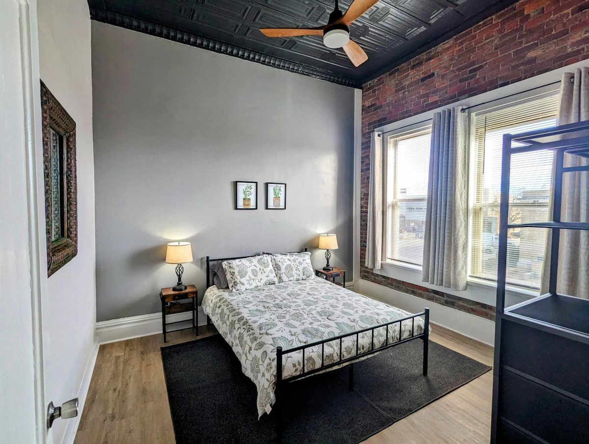 Comfortable 2BR on the Square