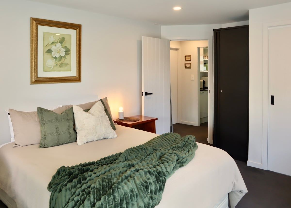 Aroha Cove – Walk to Beach & Cafés | Massage Chair