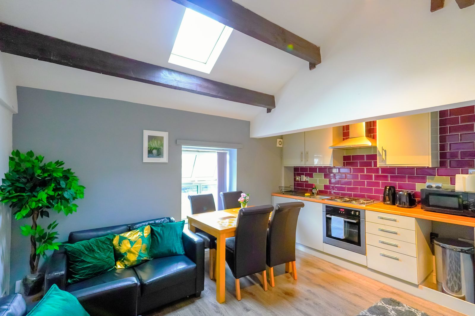 102AHeadingley 2BR Flat Near Universities  shops& Park