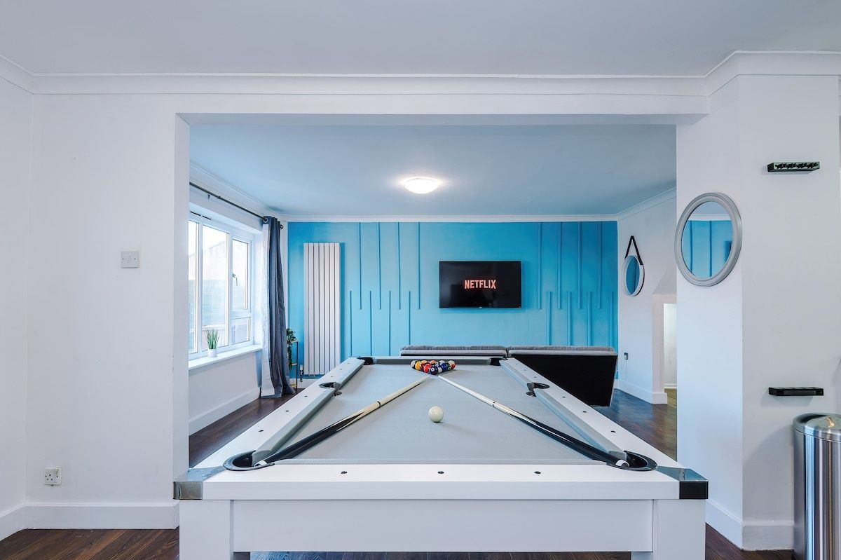 Spacious 2 Bedroom House | Sleeps 8 | Driveway Parking | Pool Table & Games