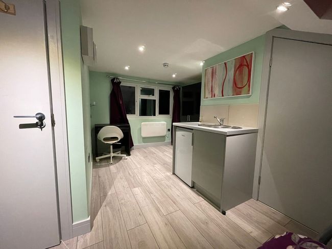 Letzi private en-suite, Near Heathrow Airport T3