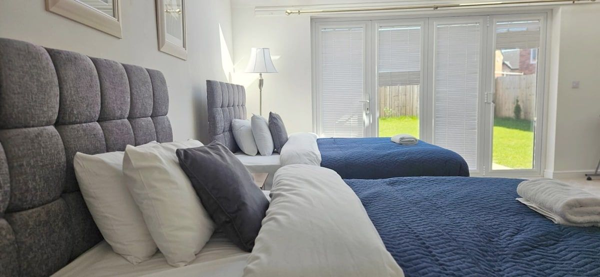 Large House, Sleeps 7, Perfect for Long term stays