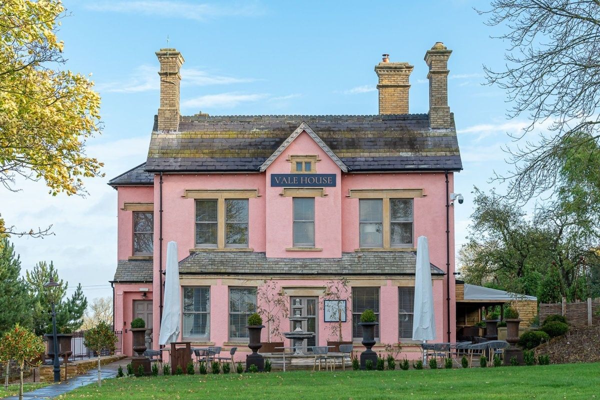 Stunning 9 bedroom property sleeping up to 25