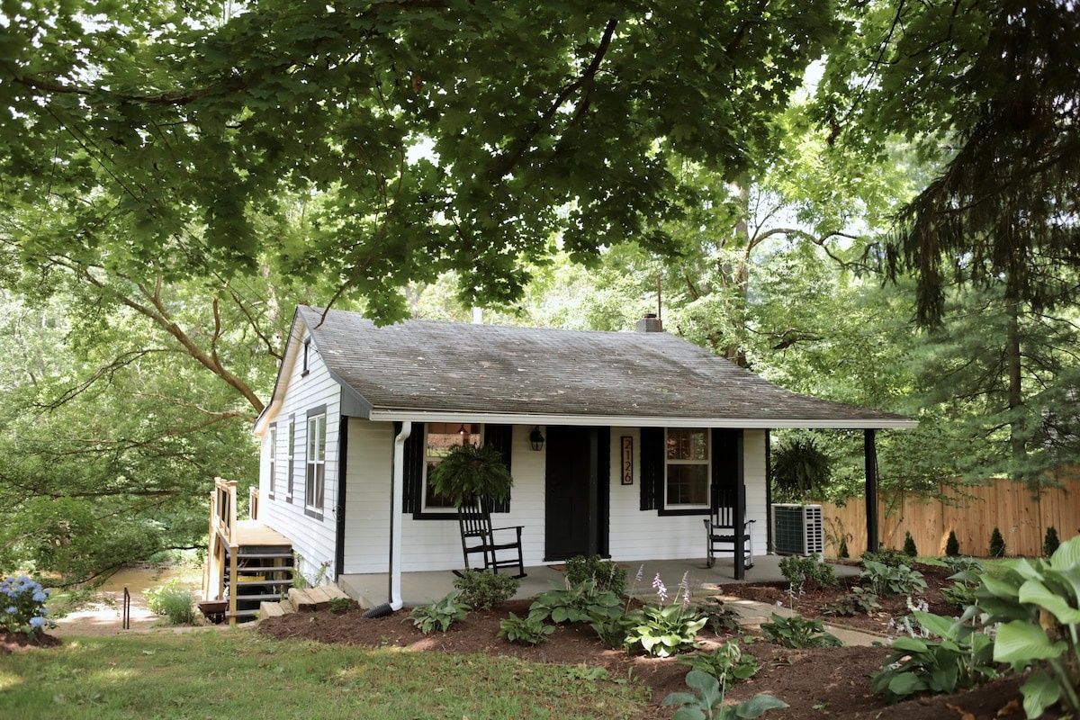 Quiet Cottage - Hot Tub and Creek mins from City