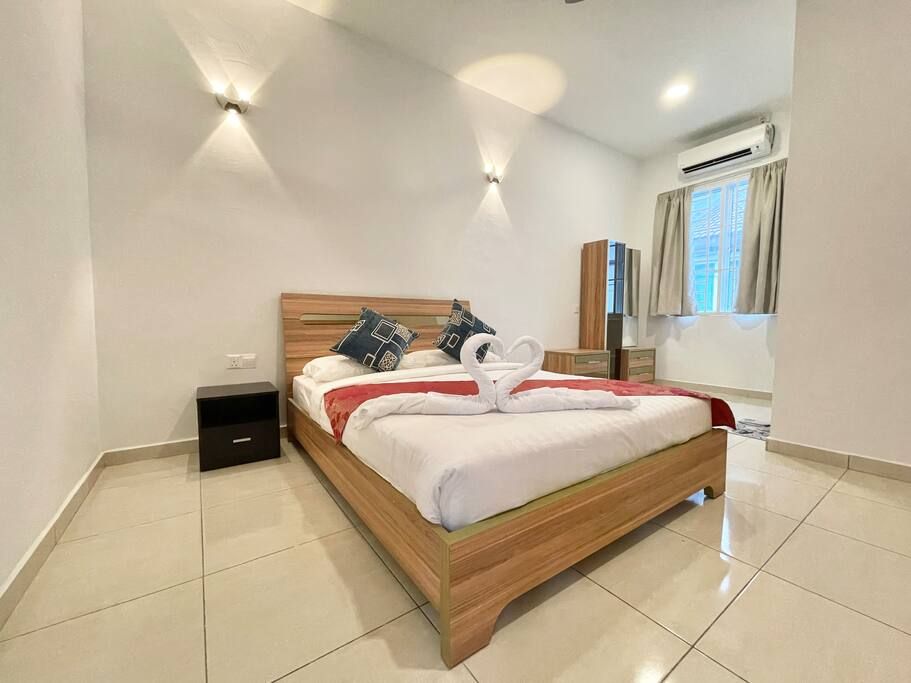 A Cheerful 4BR Home/12 pax, 5mins to shops & mall