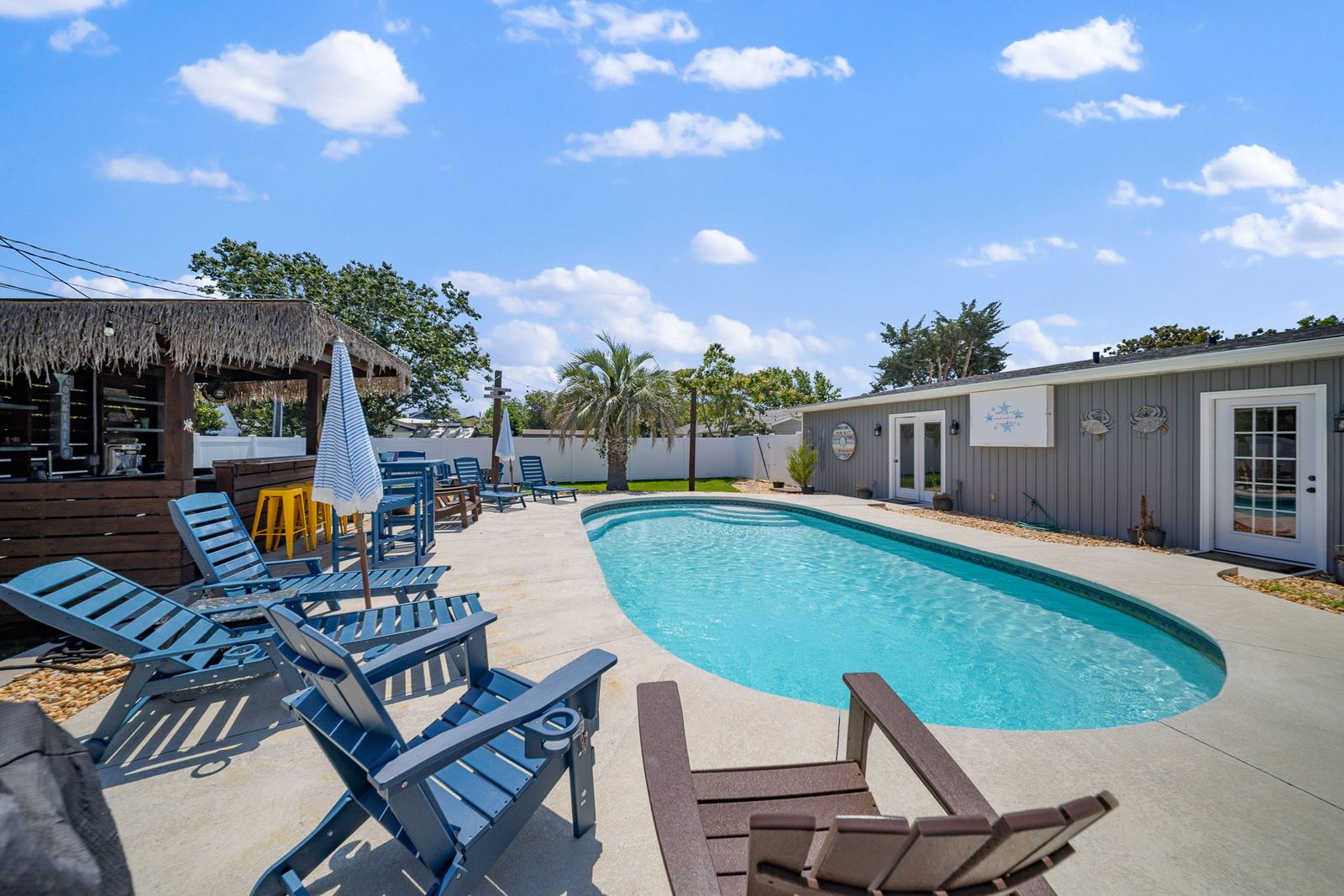 The Oasis - Heated POOL - Tiki Bar - Beach Life!
