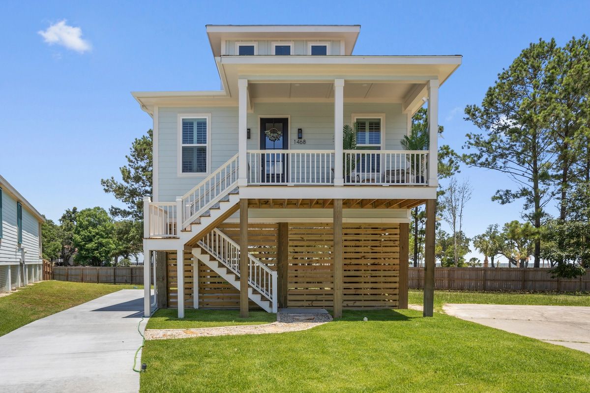 Seaside Serenity Boutique Home-Walk to beach!