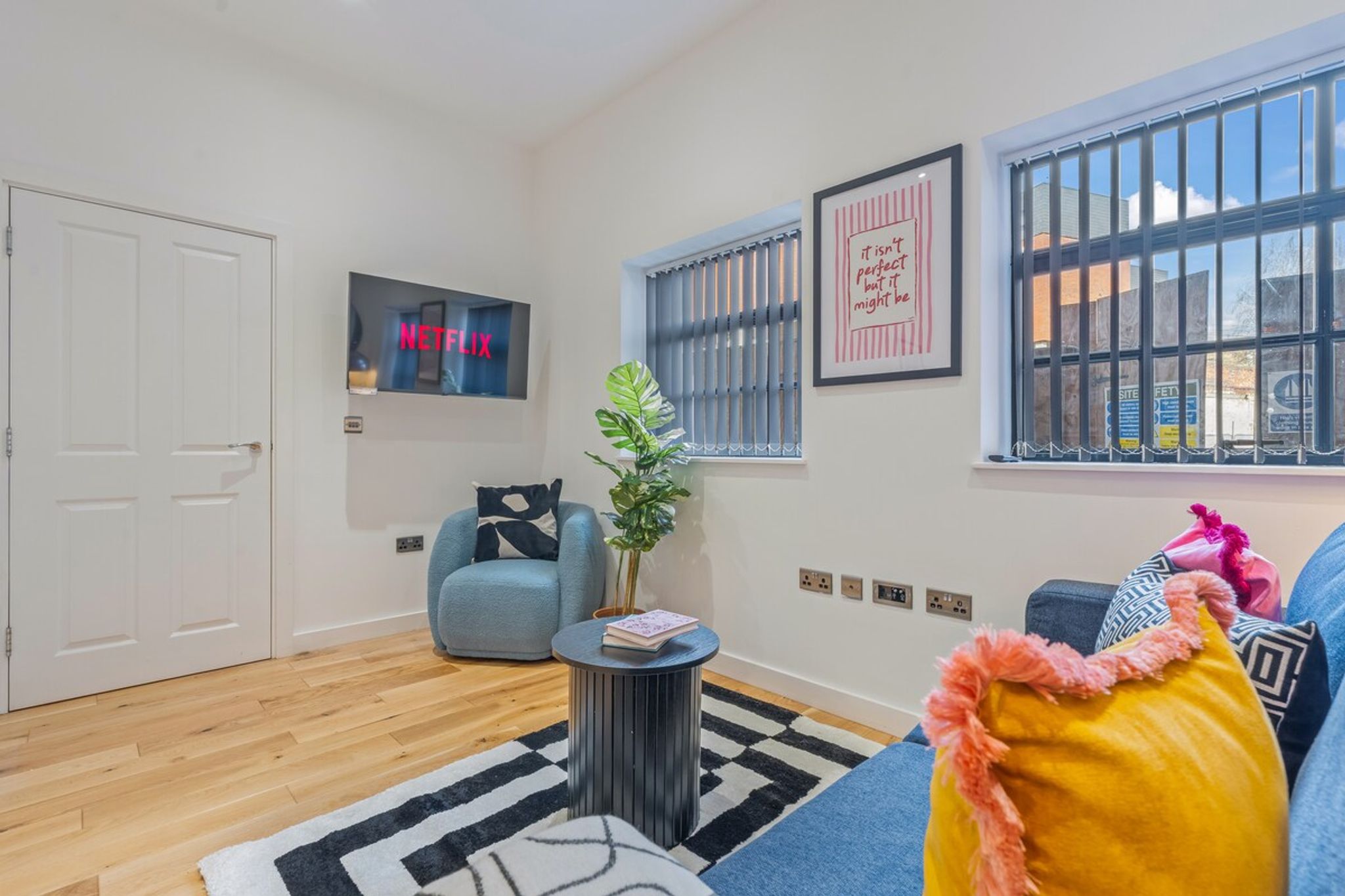 Modern Birmingham Townhouse| Sleeps 4 | WiFi