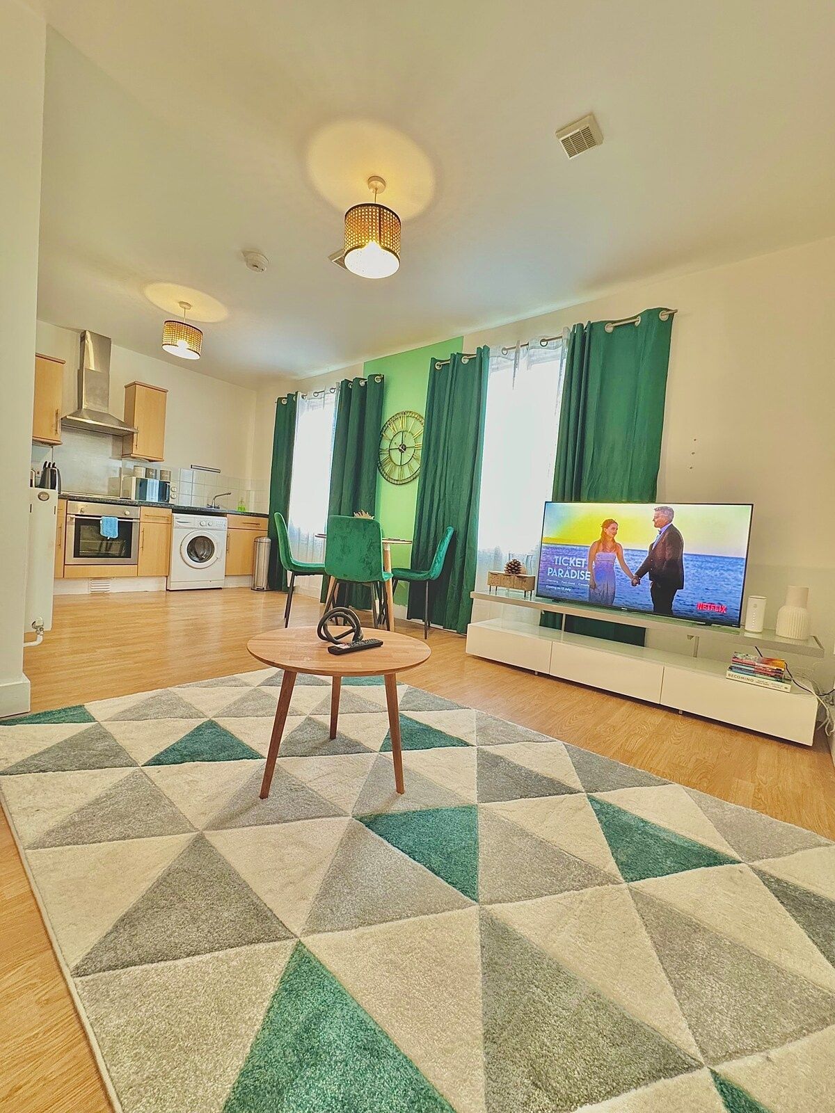 Classy city center apt/free park