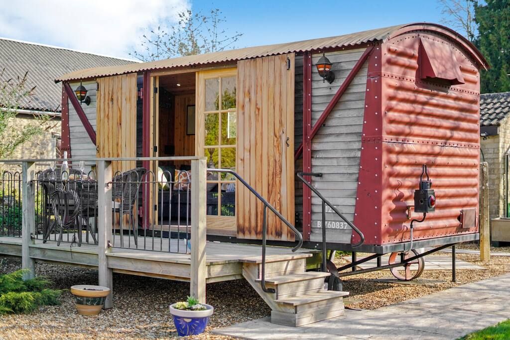 The Railway View, Unique Cotswolds Glamping Shepard's Hut